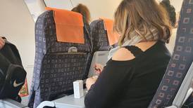 Escándalo por mujer pintando las uñas en un avión