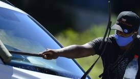 Viral: Joven enseña “truco” para que los limpiadores de parabrisas se alejen del auto
