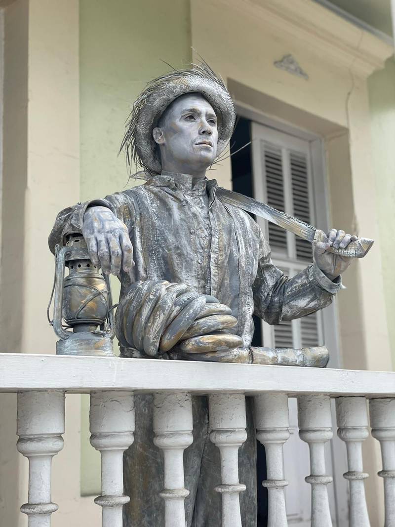 Estatua viviente en La casona de las artes de Ponce.