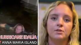 Esta mujer aprovechó para nadar en una calle inundada por el huracán Idalia