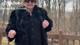 Abuela de 92 años enojó a la familia de un ex al colarse en su funeral