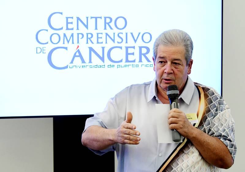 Firma del secretario de salud, Carlos Mellado, para incluir el discernimiento de heces para la detección del cáncer colon rectal.