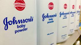 Johnson & Johnson retira del mercado mundial su polvo de talco