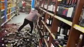 Mujer es despedida de supermercado y estalla con todo: destroza decenas de botellas de vino y se vuelve viral