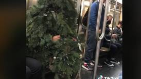 Viral: pasea en el Metro de Nueva York disfrazado de árbol de Navidad