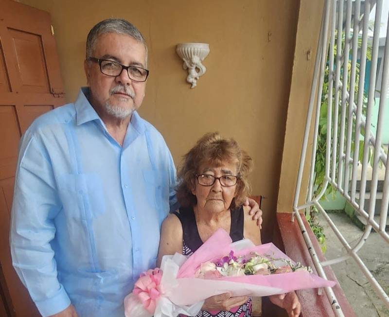 El alcalde de Arecibo visitando a Doña María Núñez Quiles en su hogar.