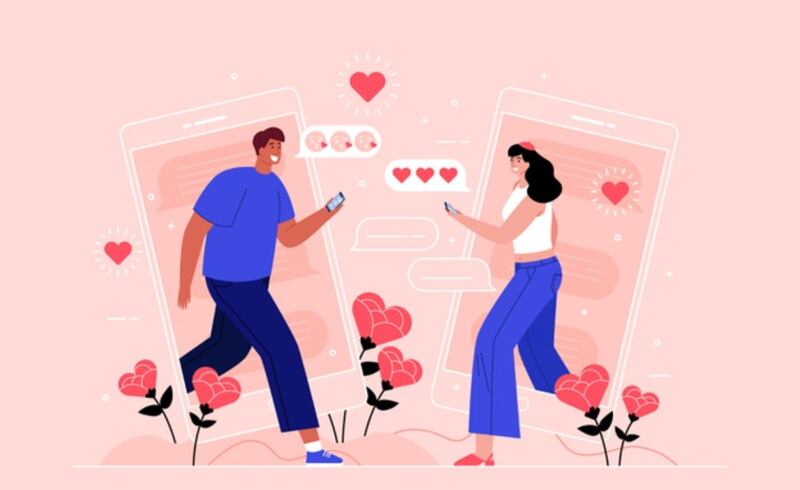 En una ilustración donde dominan diversos matices del color rosa, un hombre y una mujer caminan en dirección del otro mientras miran sus teléfonos celulares sonriendo. La ilustración incluye corazones y flores.