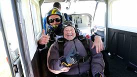 Abuela de 103 años quiere vivir al máximo y se lanza de paracaídas sin miedo a nada