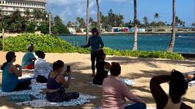 Yoga y ejercicios de relajación frente al mar