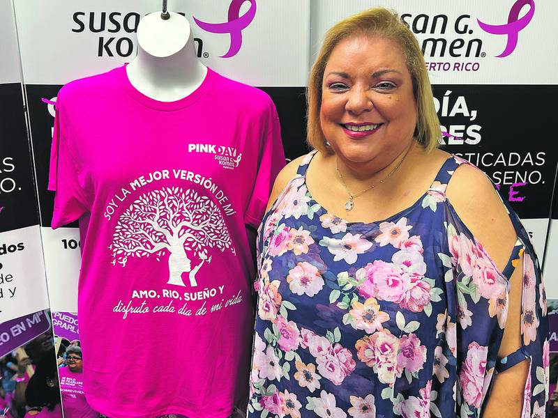 La directora ejecutiva de Susan G. Komen Puerto Rico, Lynnette Rodríguez, aparece junto a la camiseta rosada que estarán vendiendo para beneficio de la organización que apoya a mujeres con cáncer de seno.