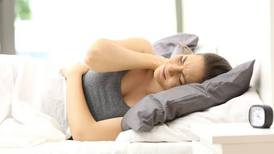 Llaman a mejorar posición al dormir debido a consecuencias graves a la espalda 