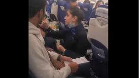 “No soy tu sirvienta”: video muestra la furiosa respuesta de azafata a un pasajero insolente 