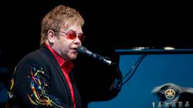 Elton John ya recibió el alta médica tras sufrir un accidente mientras vacacionaba