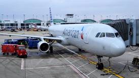 Hombre trata de abrir salida de emergencia en vuelo de American Airlines 