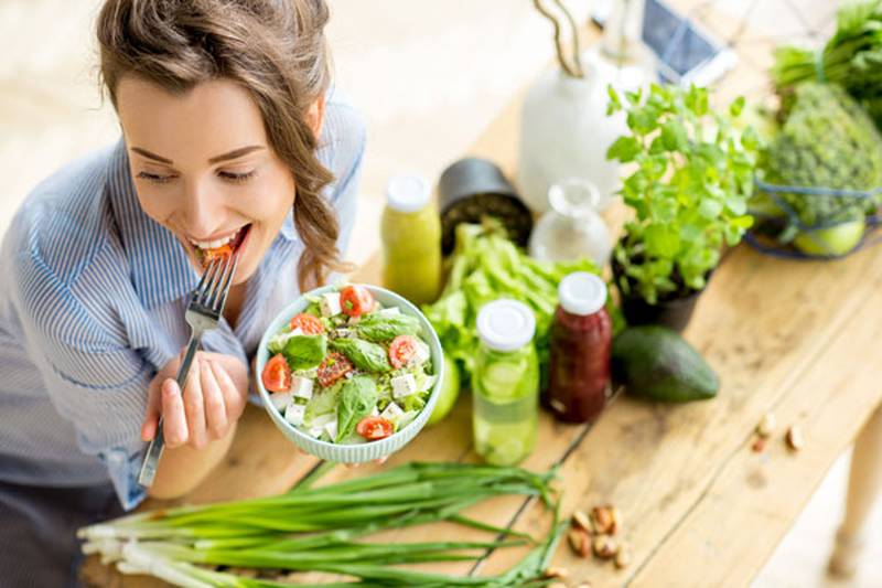Comer sano ayuda a mantener la tensión arterial controlada.