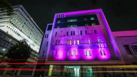 La Oficina de la Procuradora de la Mujer se iluminará de violeta todo este mes 