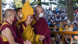 El Dalai Lama pide perdón tras video donde pide a niño que le “chupe la lengua” 