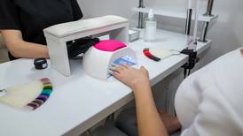 Investigan los efectos nocivos causados por las máquinas para secar el esmalte en las uñas