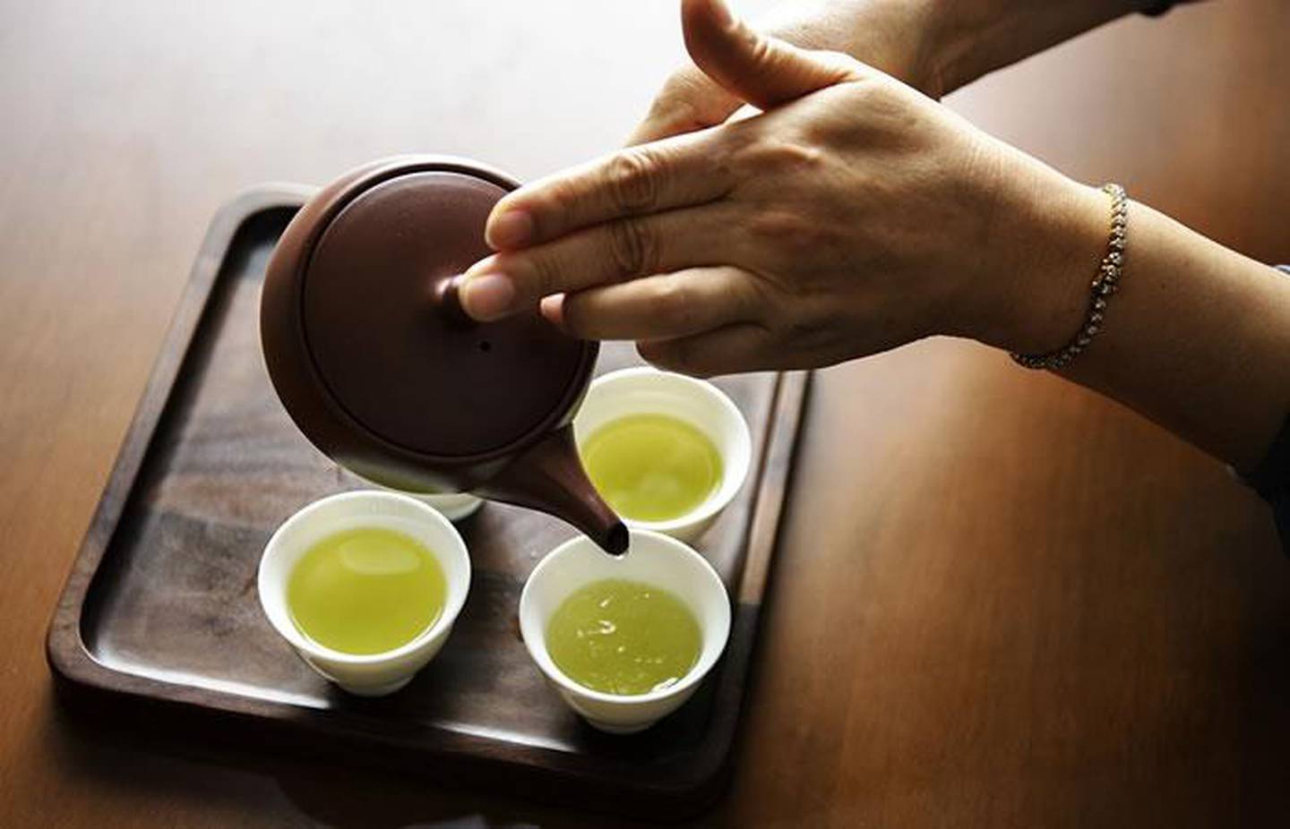 La ingesta de té de cilantro reduce el fotoenvejecimiento de la piel.