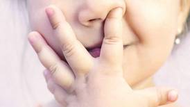 ¿Se hurga la nariz? Estudio revela que esta práctica aumenta el riesgo de tener alzheimer 