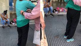 Impresionante: Esta mujer se sacó una rata que se había colado dentro de su blusa