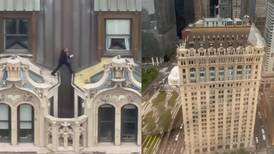 Hombre arriesga la vida en extraña maniobra en rascacielos de Nueva York