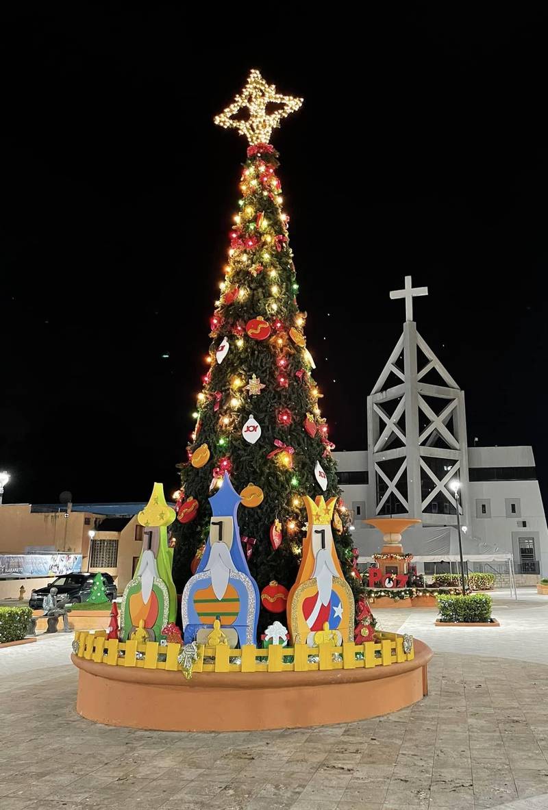 Plaza Pública de Naranjito con parte de la decoración en pasadas navidades.