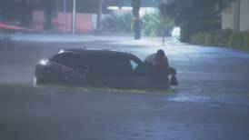 Video: Reportero salva a mujer de las inundaciones provocadas por el huracán Ian en Orlando