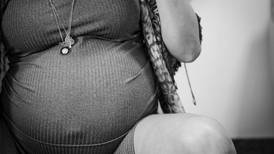 Mujer pensó que estaba embarazada, pero lo que llevaba no era un bebé
