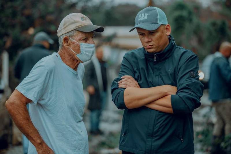 Alcalde de Guánica conversa con un ciudadano luego de paso del Huracán Fiona.