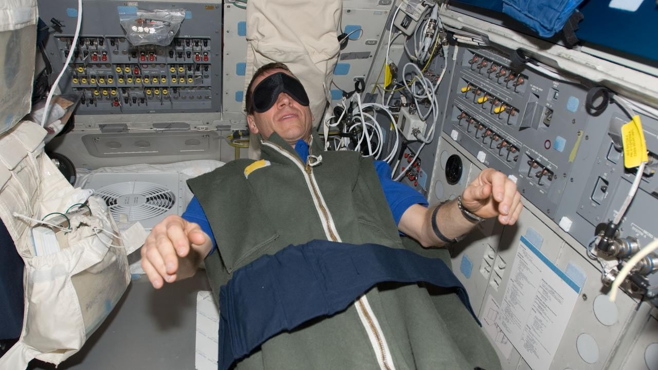 Astronauta durmiendo