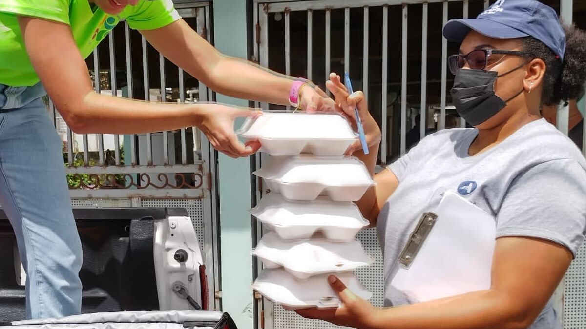 La organización del barrio Palmas de Cataño reparte almuerzos diarios
