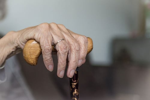 Monumental tarea de cuidar a los adultos mayores recae sobre las mujeres