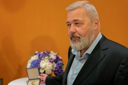 El Nobel de la Paz ruso que ofrendó su premio a los niños y refugiados de la guerra