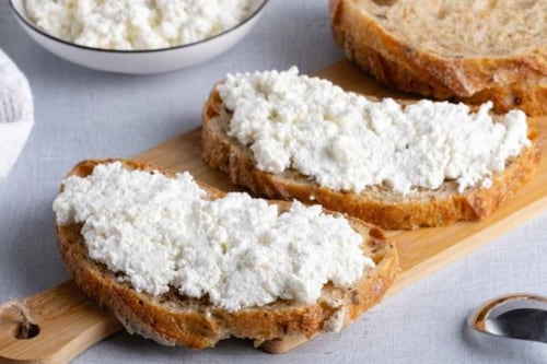 La FDA afirma que el queso ‘cottage’ y la crema agria son seguros para el consumo en medio del brote de gripe aviar