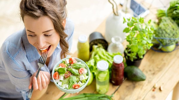 Comer sano ayuda a mantener la tensión arterial controlada.