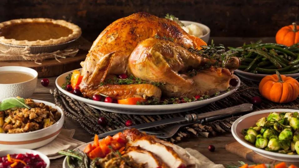 La dieta occidental, representada por la tradicional cena del Día de Acción de Gracias, se ha relacionado con mayores tasas de enfermedades crónicas y muerte prematura. | Foto: Shutterstock