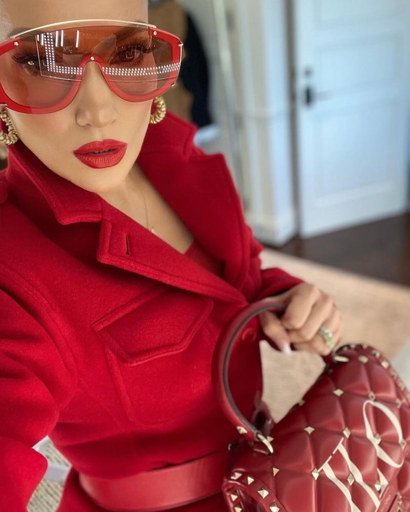 Jennifer Lopez se consagró como reina de la Navidad con este look 'total red'