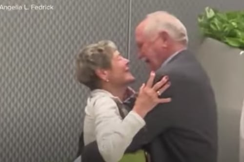 ¡El que persevera, alcanza! Hombre se casó con su crush de la secundaria a los 79 años