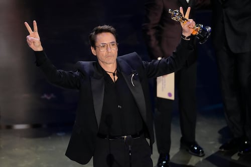 Robert Downey Jr. gana como actor de reparto y su primer Oscar por “Oppenheimer”