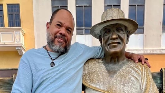 Actor Josean Ortiz y la estatua de "Tite" Curet Alonso en el Viejo San Juan.