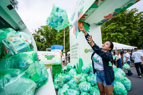 Garnier acopió 7,500 libras de plástico en el Garnier Green Fest