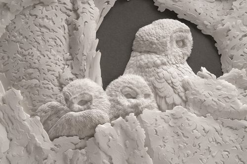 Un artista representa bellos animales en minuciosas esculturas de papel
