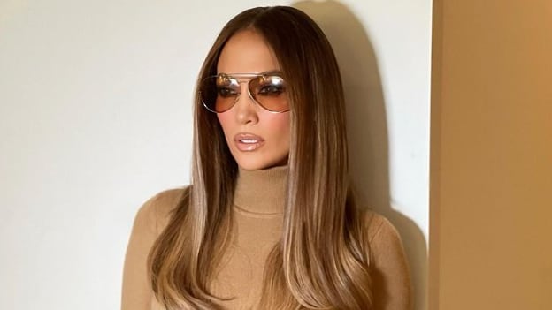 Jennifer Lopez posa con lentes