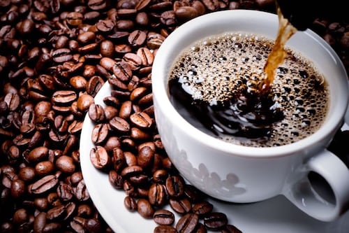 ¿Pueden las personas con latidos irregulares tomar café?
