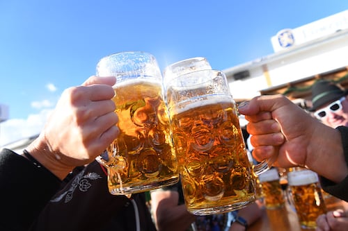 Beber cerveza puede reducir el riesgo de demencia, según investigadores