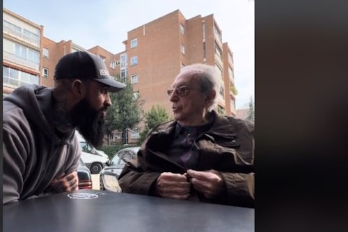 Conmueve cómo este hombre le habla a su abuelo con Alzheimer