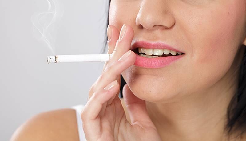 Los dientes y las uñas se pueden ver afectados por fumar.