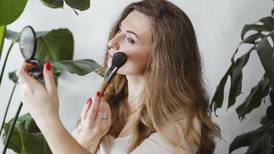 Cómo nunca debes maquillarte si no quieres lucir más vieja: 5 errores que debes evitar a toda costa