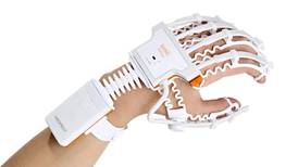 Los guantes que por medio de la Inteligencia Artificial permitirán a personas con accidentes cardiovasculares volver a utilizar sus manos